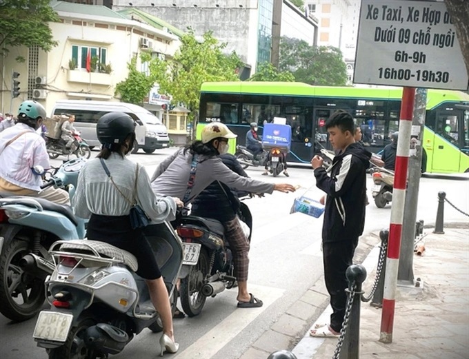 Visually impaired man to visit every province and city in Vietnam to raise money for charity - 1