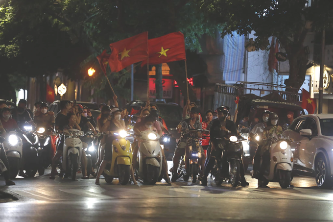 Fans flood streets after Vietnam SEA Games football semi win - 2