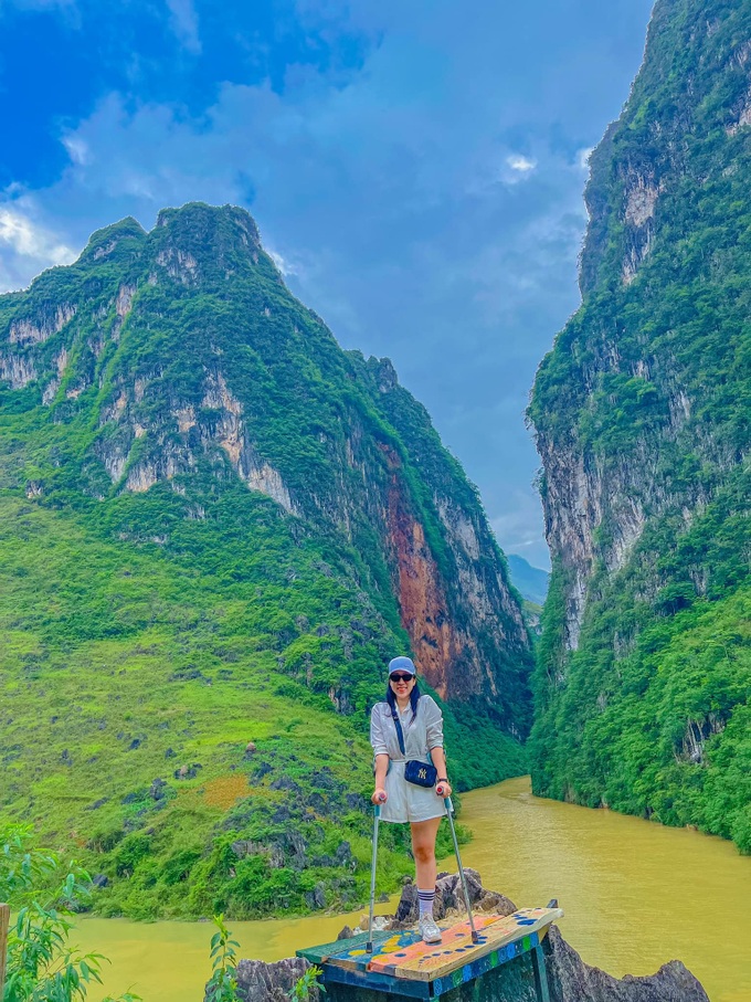 Woman conquers Ha Giang mountain with one leg - 4