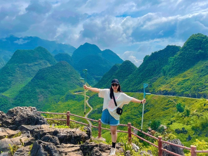 Woman conquers Ha Giang mountain with one leg - 1