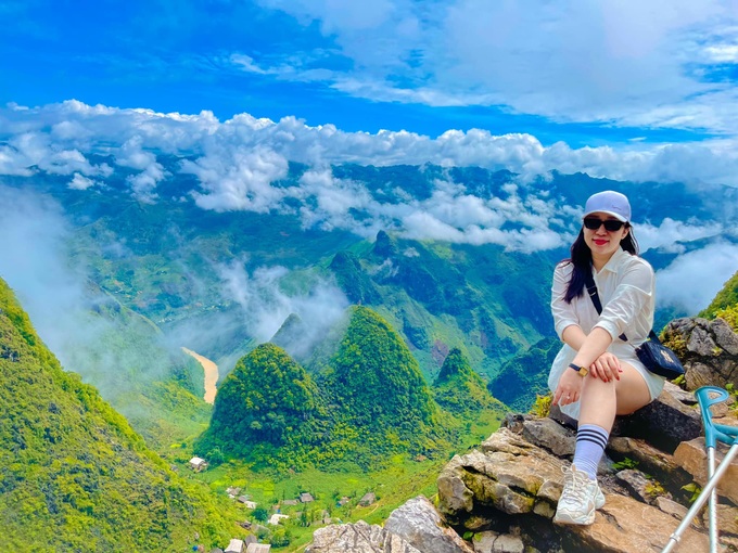 Woman conquers Ha Giang mountain with one leg - 2