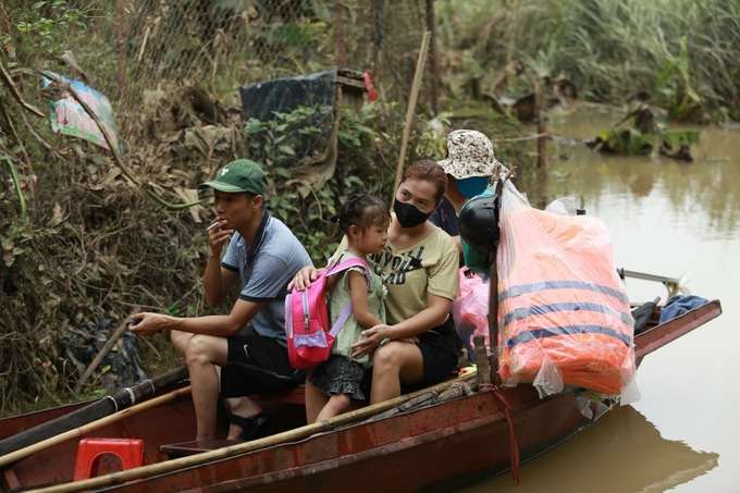 People on Red River islet struggling with flooding - 3 People on Red River islet struggling with flooding - 3