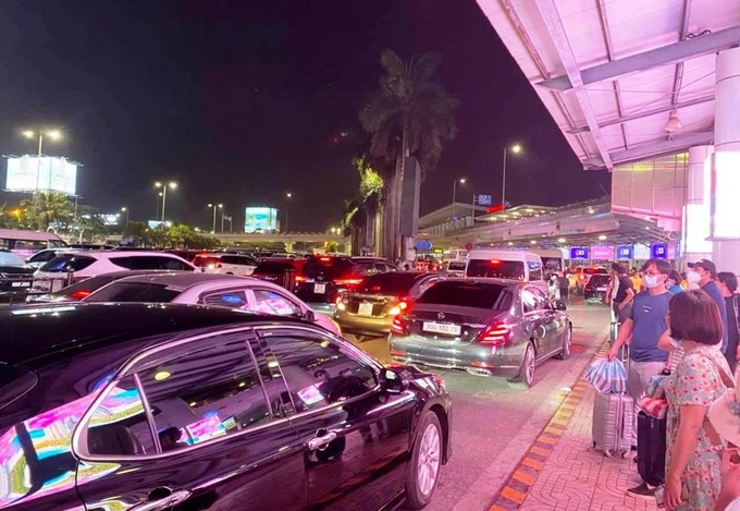 Hanoi airport faces serious congestion during summer peak - 1
