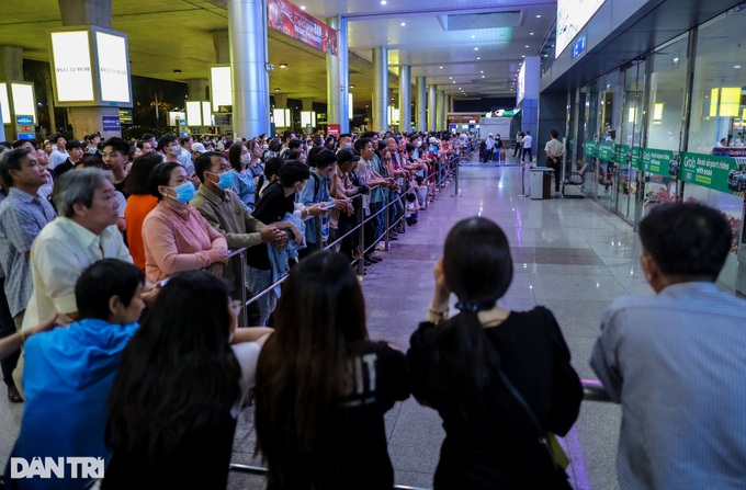 Air ticket shortages continue after Tet - 1