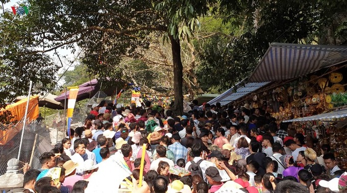Huong Pagoda jammed on festival opening day - 2