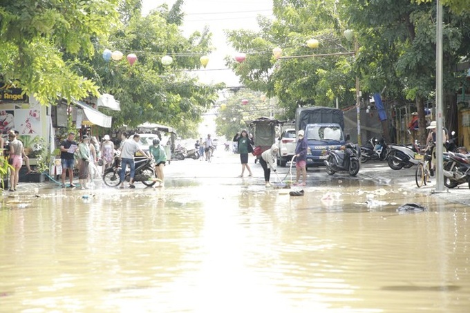 Hoi An residents clear mud after floods - 6