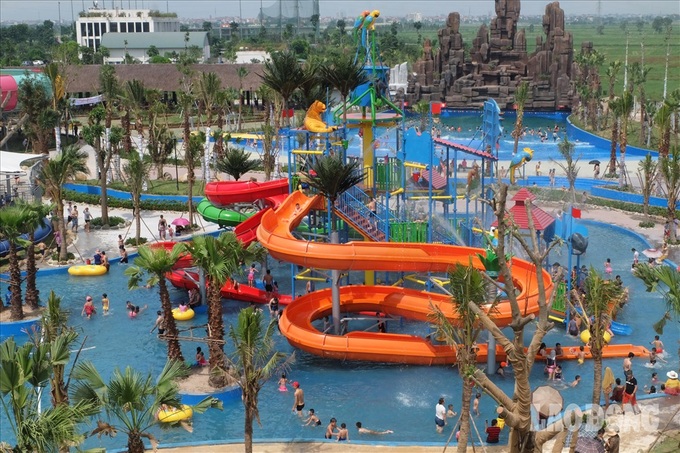 Hanoians seek heat relief at newly-opened water park - 1