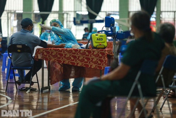 HCM City residents eager for Covid-19 vaccination - 10