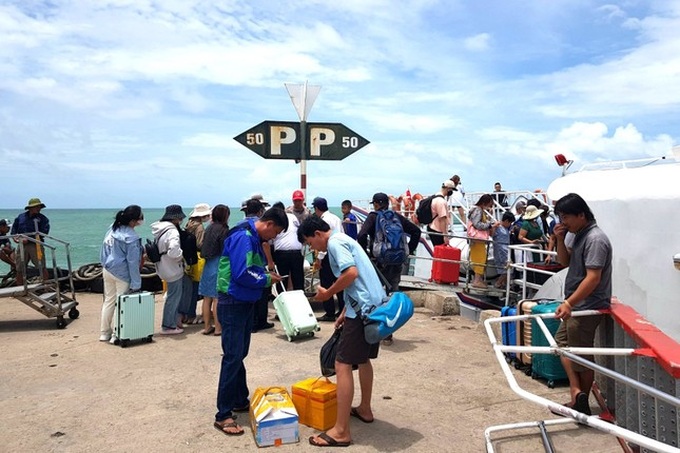 Thousands of tourists leave Phu Quoc after boat services resumed - 1