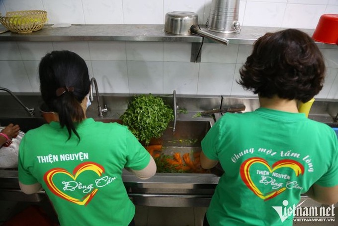 Danang charity club offer free meals for poor patients - 2 Danang charity club offer free meals for poor patients - 2