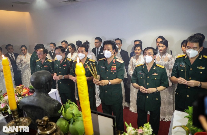 Mass wedding held for HCM City hospital’s couples - 3