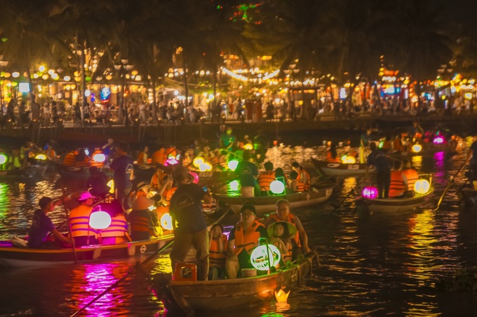People flock to Hoi An to enjoy Mid-Autumn Festival - 3 People flock to Hoi An to enjoy Mid-Autumn Festival - 3