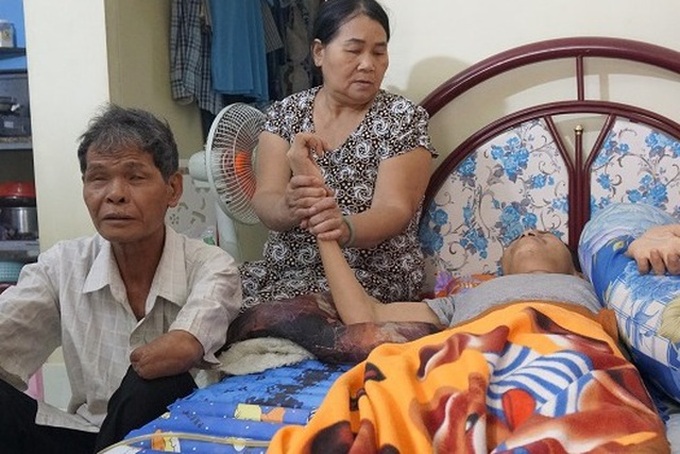 Blind couple calls for help for ill son - 1 Blind couple calls for help for ill son - 1