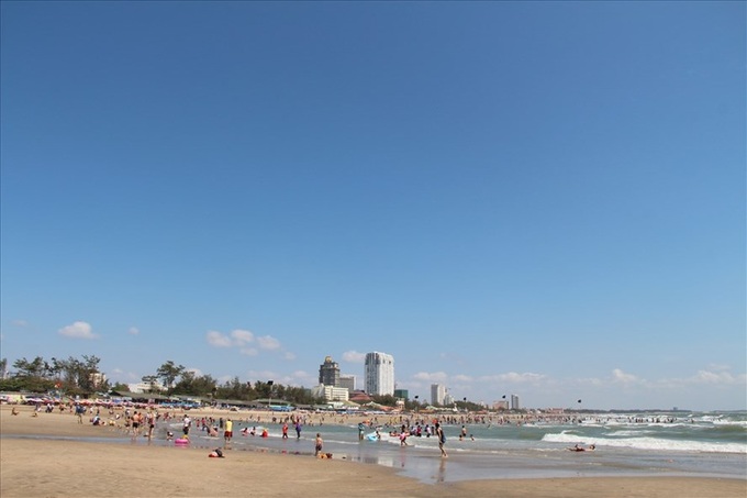 Beach tourism surges during Tet - 1