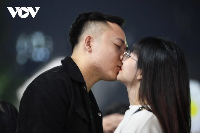 Vietnamese revelers jubilantly ring in New Year 2024 - 2 Vietnamese revelers jubilantly ring in New Year 2024 - 2