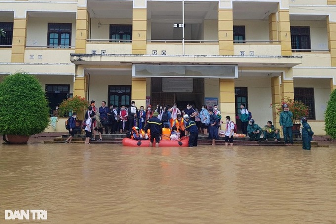 Flood-stricken school evacuates hundreds of students - 1