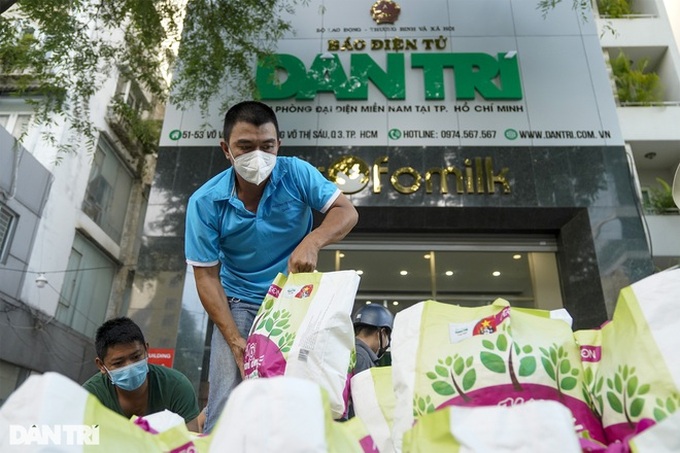 Thousands of relief gifts sent to HCM City residents via Dantri/Dtinews' Programme - 3