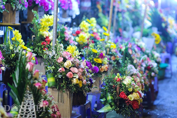 Hanoi flower market busy before Women's Day - 7 Hanoi flower market busy before Women's Day - 7