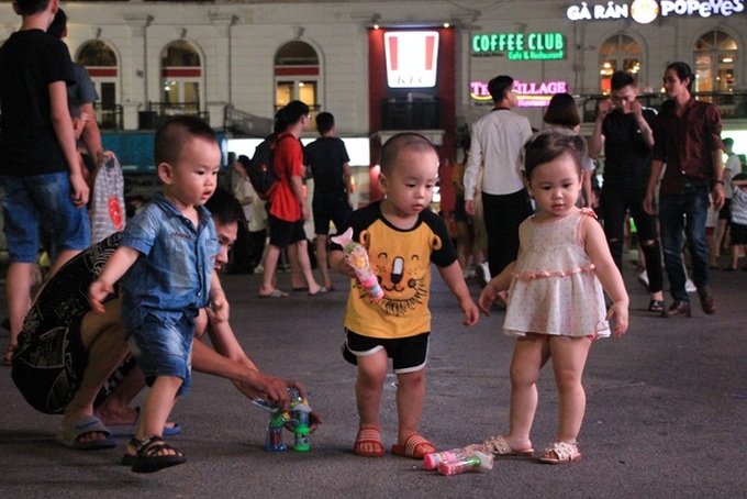Hoan Kiem pedestrian streets crowded again after being reopened - 4