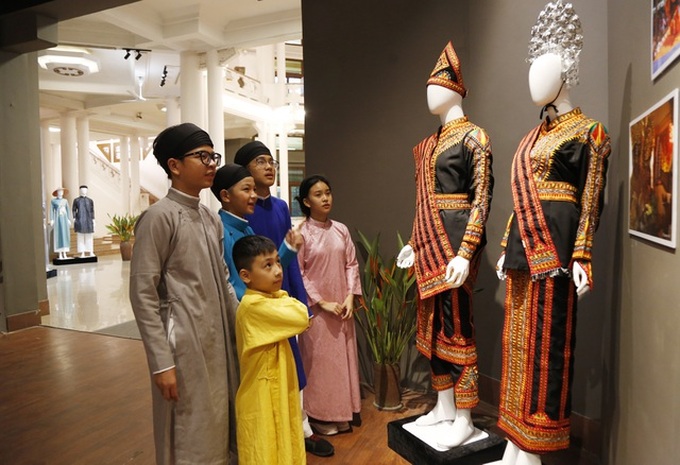 ASEAN traditional costumes displayed at Hanoi exhibition - 5