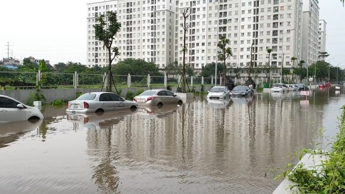 Cars submerged after heavy rains in Hanoi - 1