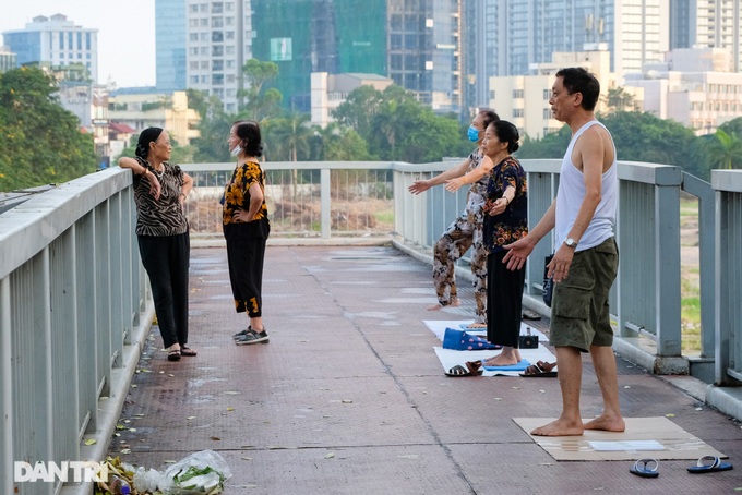 Hanoi lakes and rivers packed with people going out for exercises - 5 Hanoi lakes and rivers packed with people going out for exercises - 5