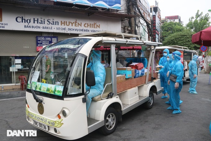 Electric tourist cars support locked-down Hanoi area - 3 Electric tourist cars support locked-down Hanoi area - 3