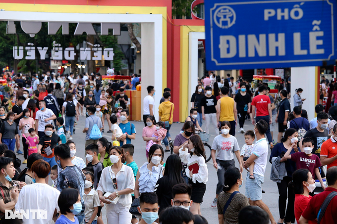 Hanoi pedestrian streets crowded again - 2