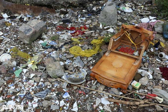 Hanoi lake and river polluted by waste - 3 Hanoi lake and river polluted by waste - 3