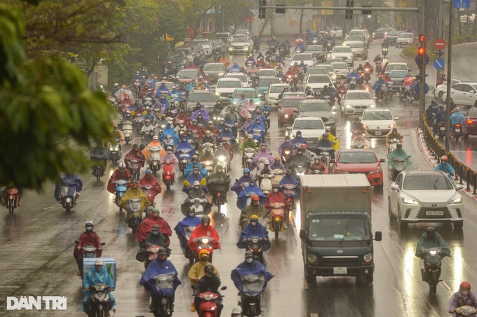 Rain worsens Hanoi’s traffic congestion - 3