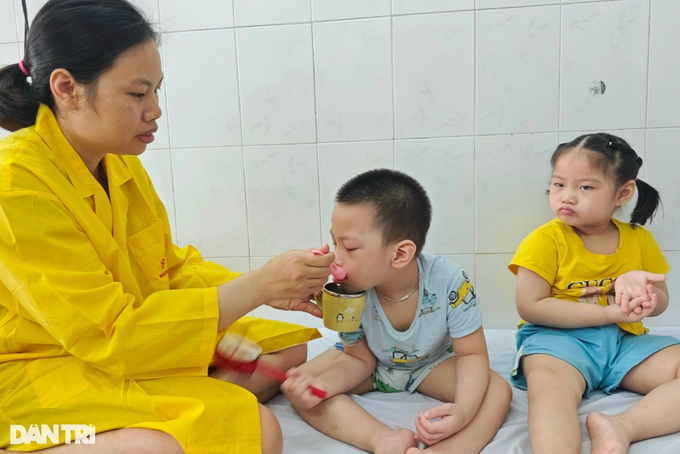 Hanoi twins receive supports to treat cerebral palsy - 2