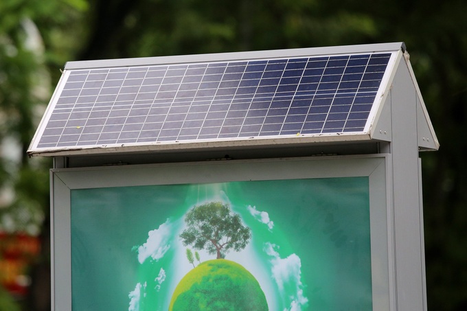 Project to install 11,000 solar energy dustbins underway in Hanoi - 7