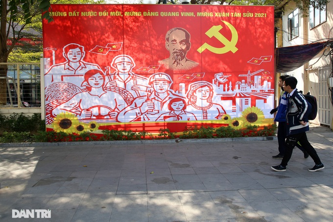 Hanoi streets decorated to welcome party congress - 2
