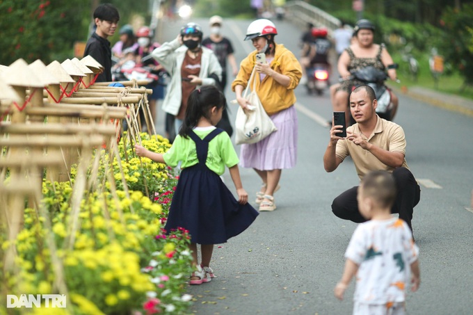 Lantern road at HCM City park attracts visitors - 9 Lantern road at HCM City park attracts visitors - 9