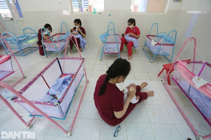 Newborns with Covid-19-infected mothers taken care by volunteers in HCM City - 1 Newborns with Covid-19-infected mothers taken care by volunteers in HCM City - 1