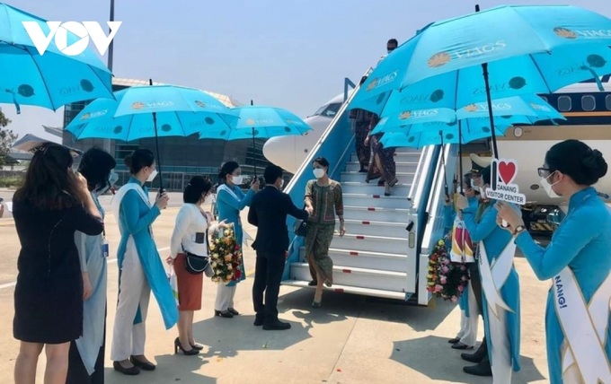 Foreign arrivals to Vietnam climbs to over 2.35 million in 10 months - 1