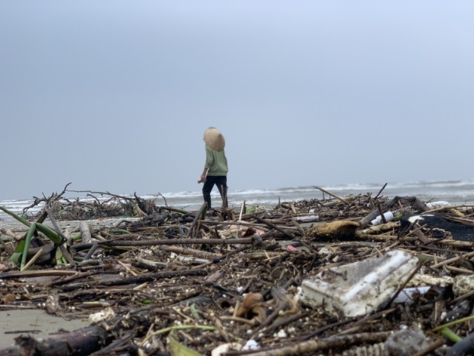 Rubbish blankets Ha Tinh beach following floods - 2