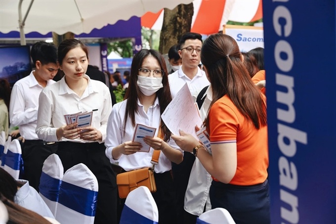 35% of Vietnamese workers seeking a new job - 1