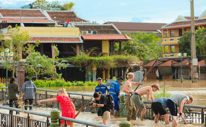 Foreign tourists clean up Hoi An after Storm Noru - 3 Foreign tourists clean up Hoi An after Storm Noru - 3