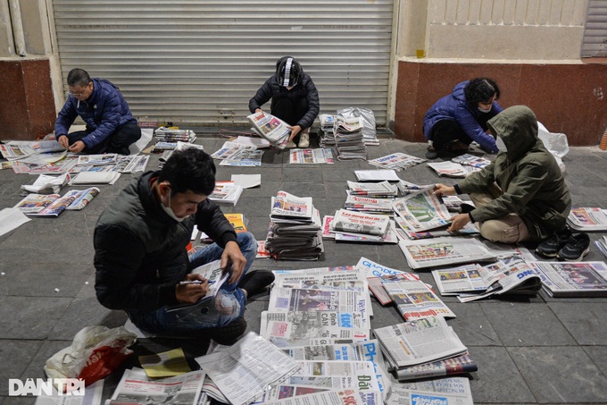 Hanoi’s early morning newspaper market - 1 Hanoi’s early morning newspaper market - 1