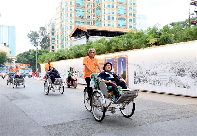 Foreign arrivals to Vietnam hits nearly 10 million in first ten months - 1