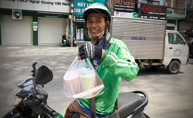 HCM City residents despair at high food delivery fees - 1