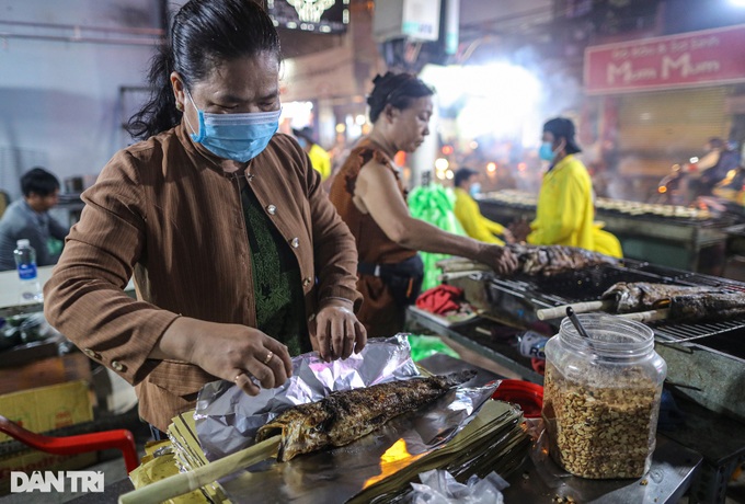 Grilled snakehead fish street busy for God of Wealth Day - 8