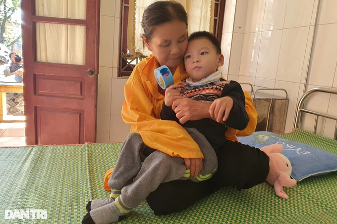 Bac Giang poor woman calls for help to save ill grandchild - 1