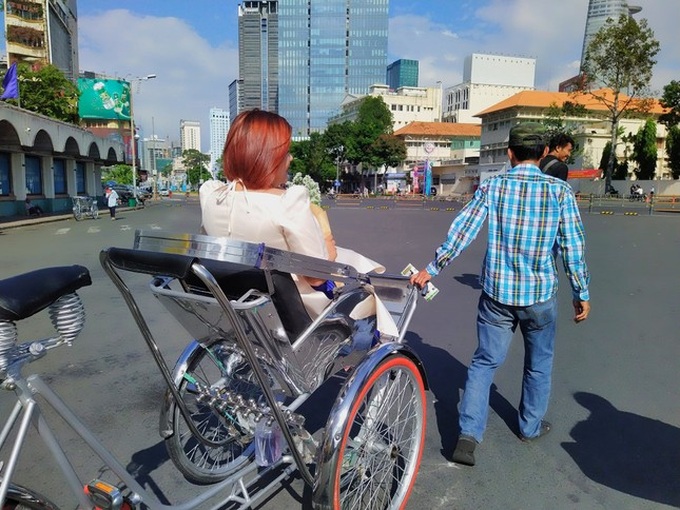 Tourists enjoy cyclo tours in HCM City - 5