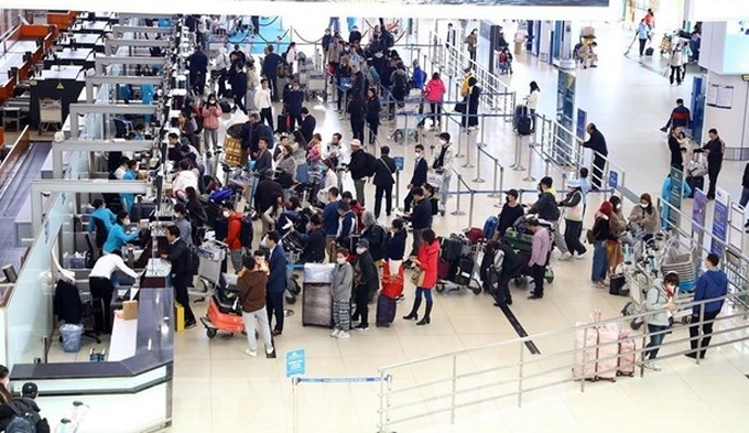 Airlines ready for busy holiday travel - 1