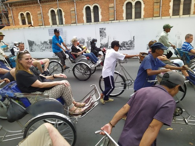 Tourists enjoy cyclo tours in HCM City - 3