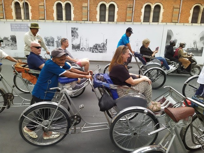 Tourists enjoy cyclo tours in HCM City - 6