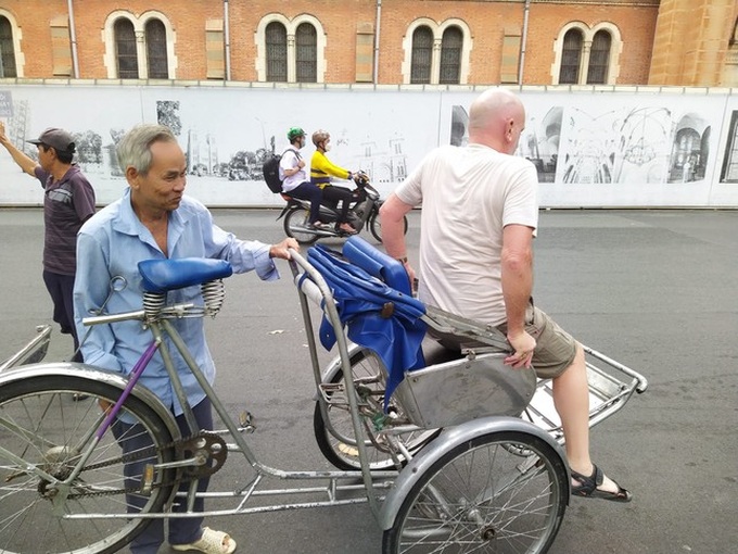 Tourists enjoy cyclo tours in HCM City - 2