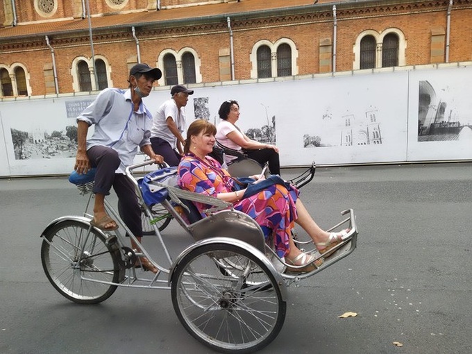 Tourists enjoy cyclo tours in HCM City - 1